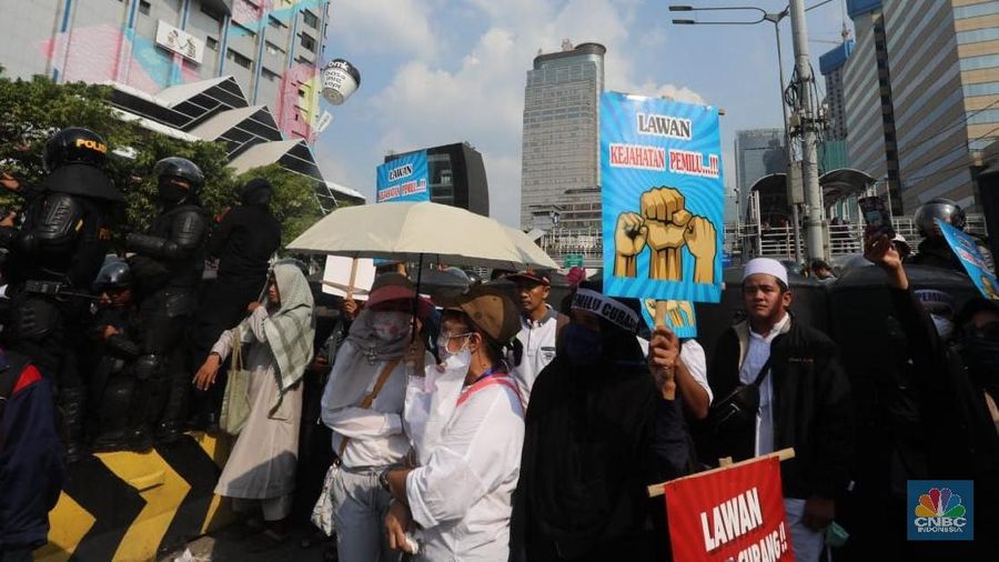 Dalam aksinya, peserta aksi membawa spanduk bertuliskan 'Rakyat Bersatu Melawan Pemilu Curang!!'.