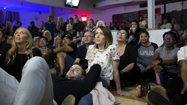 FOTO : Ramai-ramai Menonton Akhir 'Game of Thrones'