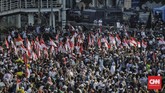 Akibat aksi unjuk rasa di depan Gedung Bawaslu tersebut, arus lalu lintas di wilayah sekitarnya pun menjadi tersendat. (CNN Indonesia/Adhi Wicaksono)