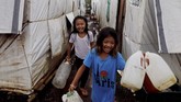 Para penduduk Marawi di pengungsian terpaksa berjalan jauh mencari sumber air bersih. (REUTERS/Eloisa Lopez)