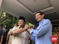 Sejumlah Massa dan Mobil Komando Mulai Datangi Rumah Prabowo