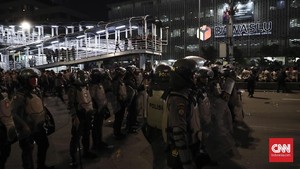 Polisi Bubarkan Massa Aksi yang Kembali ke Depan Bawaslu