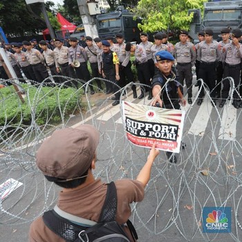 Aparat Kawal Ketat Kantor KPU Pusat