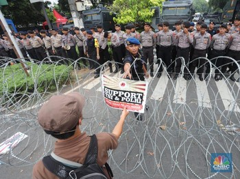 Aparat Kawal Ketat Kantor KPU Pusat
