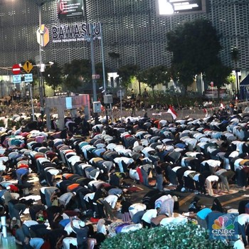Ketika Massa Demo di Bawaslu Shalat Tarawih Berjamaah