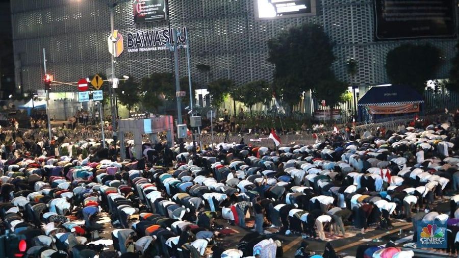 Mereka bertahan hingga malam dan melakukan Shalat Tarawih berjamaah di depan kantor Bawaslu.