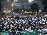Ketika Massa Demo di Bawaslu Shalat Tarawih Berjamaah