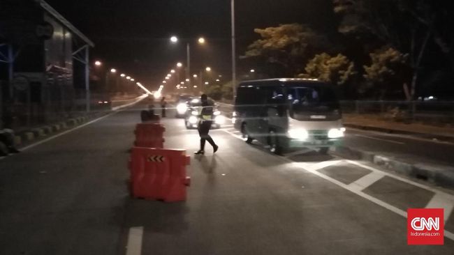 Belasan Mobil Angkut Massa 22 Mei dari Madura Diadang Polisi