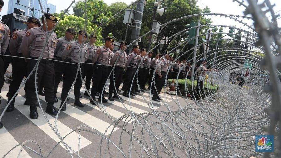 Sejumlah polisi bersenjata terus bersiaga di sekitar gedung Komisi Pemilihan Umum (KPU) setelah penetapan hasil rekapitulasi nasional Pemilu 2019.