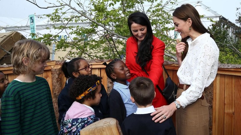 Berkesempatan ikut berpartisipasi dalam acara Festival Bunga Chealsea, Kate Middleton membawa keluarganya untuk melihat hasil karyanya.