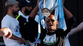 Kompany Pakai Kaus 'Jangan Tembak' di Parade Juara Man City