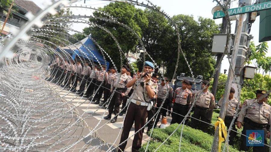 Sejumlah polisi bersenjata terus bersiaga di sekitar gedung Komisi Pemilihan Umum (KPU) setelah penetapan hasil rekapitulasi nasional Pemilu 2019.