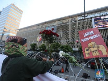 Massa Demo 22 Mei Berkumpul di Bawaslu, Akses Jalan Ditutup