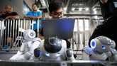 China menyelenggarakan turnamel sepak bola khusus robot 'RoboCup Asia-Pacific Tianjin Invitational Tournament' pada 17-18 Mei 2019. (REUTERS/Jason Lee)