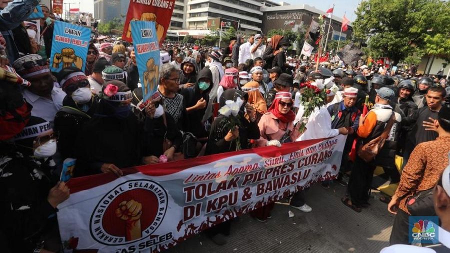 Dalam aksinya, peserta aksi membawa spanduk bertuliskan 'Rakyat Bersatu Melawan Pemilu Curang!!'.