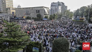 FOTO: Aksi Tolak Hasil Pemilu di Depan Bawaslu