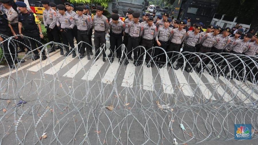 Sejumlah polisi bersenjata terus bersiaga di sekitar gedung Komisi Pemilihan Umum (KPU) setelah penetapan hasil rekapitulasi nasional Pemilu 2019.