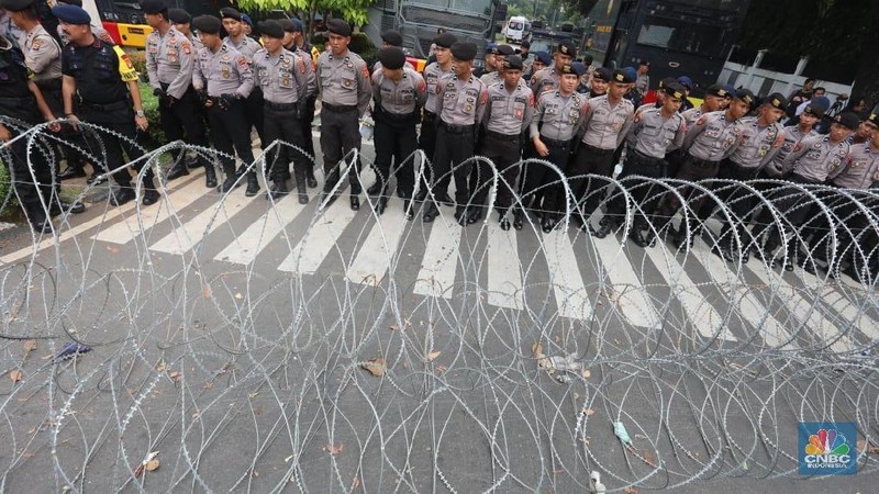 Sejumlah polisi bersenjata terus bersiaga di sekitar gedung Komisi Pemilihan Umum (KPU) setelah penetapan hasil rekapitulasi nasional Pemilu 2019.