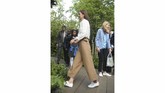 Kate terlihat santai dengan atasan putih M.i.h Jeans, kulot cokelat Massimo Dutti, belt cokelat, dan sepatu Superga. (Yui Mok/Pool via REUTERS)