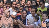Jokowi mengatakan bakal meminta izin terlebih dahulu kepada Gubernur DKI Jakarta Anies Baswedan untuk melanjutkan pembangunan Kampung Deret, di Johar Baru. (ANTARA FOTO/Puspa Perwitasari/foc)