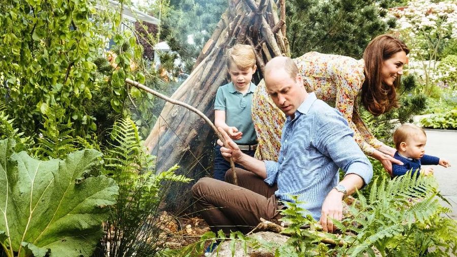 Berkesempatan ikut berpartisipasi dalam acara Festival Bunga Chealsea, Kate Middleton membawa keluarganya untuk melihat hasil karyanya.
