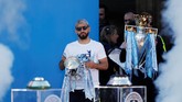 Sergio Aguero membawa trofi Piala Liga Inggris ketika berada di atas panggung. (Action Images via Reuters/Lee Smith)