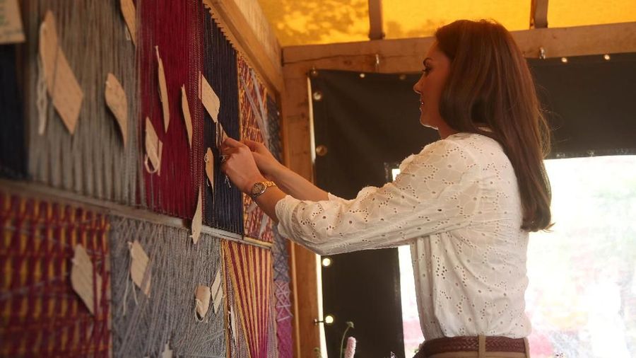 Britain's Catherine, Duchess of Cambridge, attaches her message to a board during her visit to the RHS Chelsea Flower Show at the Royal Hospital Chelsea, London Britian May 20, 2019. Yui Mok/Pool via REUTERS