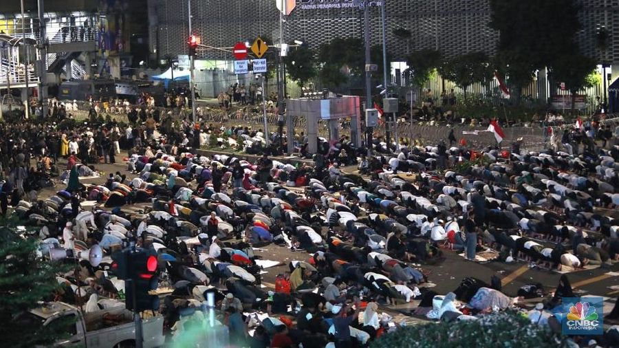 Mereka bertahan hingga malam dan melakukan Shalat Tarawih berjamaah di depan kantor Bawaslu.