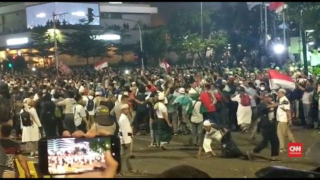 VIDEO: Massa Aksi di Bawaslu Bubar Usai Tarawih