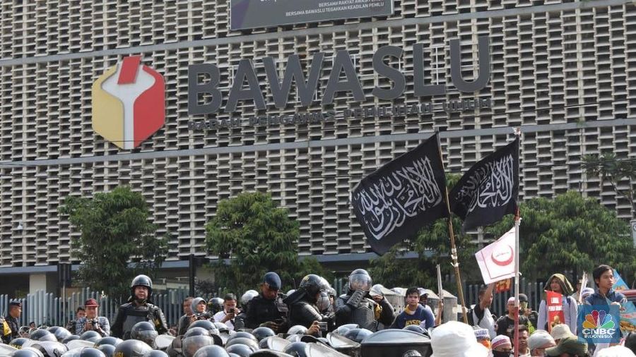 Dalam aksinya, peserta aksi membawa spanduk bertuliskan 'Rakyat Bersatu Melawan Pemilu Curang!!'.