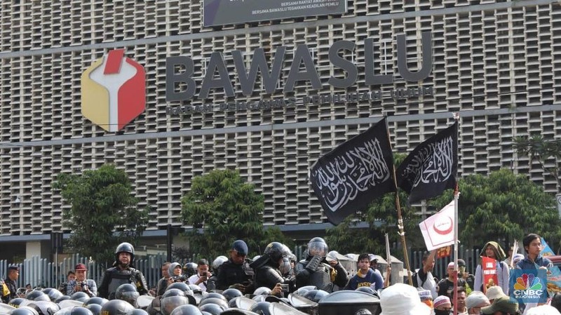 Dalam aksinya, peserta aksi membawa spanduk bertuliskan 'Rakyat Bersatu Melawan Pemilu Curang!!'.