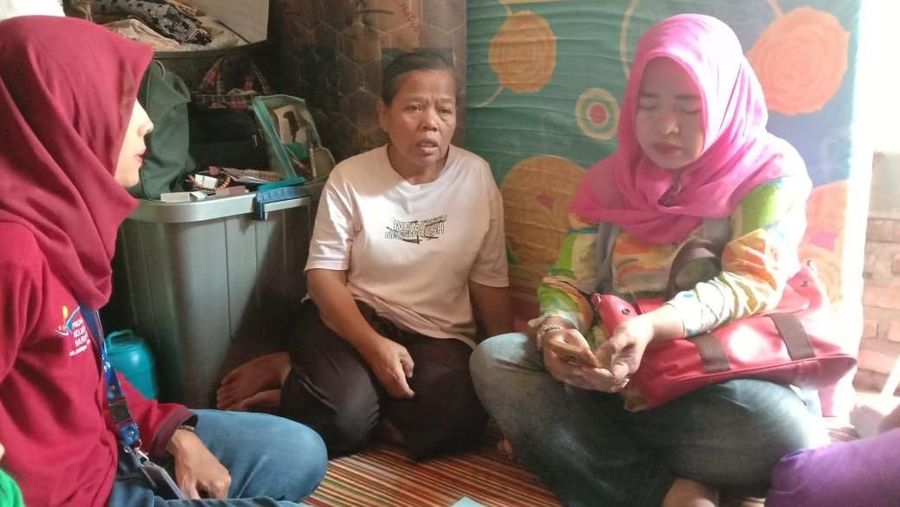 Ibu itu adalah Ida Farida yang membawa spanduk bertuliskan 'Dijual Ginjal Demi Sesuap Nasi'.