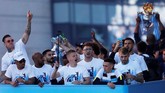Skuat Manchester City berpawai menempuh rute dari balai kota Manchester hingga katedral Manchester. (Action Images via Reuters/Lee Smith)