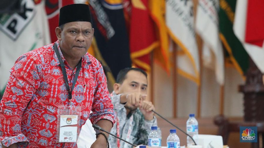 Ketua KPU RI Arie Budiman menyampaikan hasil rekapitulasi tingkat nasional secara total di Gedung KPU, Jakarta, Selasa (21/5/2019) dini hari.