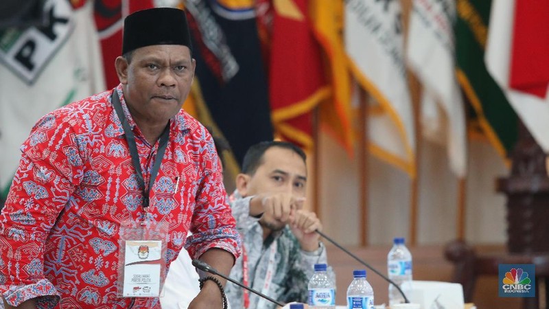 Ketua KPU RI Arie Budiman menyampaikan hasil rekapitulasi tingkat nasional secara total di Gedung KPU, Jakarta, Selasa (21/5/2019) dini hari.