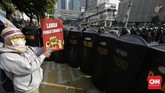Personel TNI-Polri dari berbagai kesatuan disebar ke sejumlah titik dan objek vital di Jakarta guna membantu pengamanan Ibu Kota saat pengumuman hasil Pemilu 2019, termasuk pula di kawasan sekitar Bawaslu RI, 21 Mei 2019. (CNN Indonesia/Adhi Wicaksono)