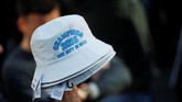 Topi jenis bucket hat menjadi salah satu suvenir yang dijual dalam perayaan juara Manchester City. (Action Images via Reuters/Carl Recine)