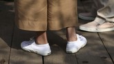 Ini bukan pertama kalinya Kate memakai sepatu putih Superga. Ini adalah salah satu sepatu favoritnya, Superga 2750 Cotu Classics yang dijual dengan harga 44 poundsterling. (Yui Mok/Pool via REUTERS)