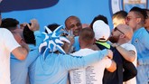 Pemain-pemain Manchester City mengerumuni Vincent Kompany yang akan hengkang dan bergabung ke Anderlecht pada musim mendatang. (Action Images via Reuters/Lee Smith)