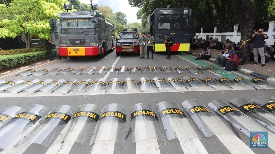Sejumlah polisi bersenjata terus bersiaga di sekitar gedung Komisi Pemilihan Umum (KPU) setelah penetapan hasil rekapitulasi nasional Pemilu 2019.