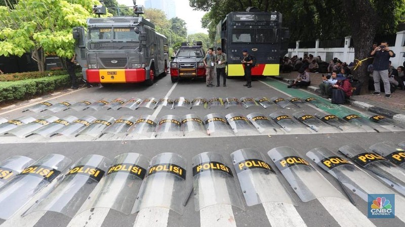Sejumlah polisi bersenjata terus bersiaga di sekitar gedung Komisi Pemilihan Umum (KPU) setelah penetapan hasil rekapitulasi nasional Pemilu 2019.