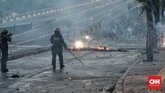 Perlawanan sengit dilancarkan massa. Mercon mereka seolah-olah tak habis-habis. Sementara gas air mata polisi semakin menipis. Walhasil polisi akhirnya juga mengombinasikan gas air mata dan mercon untuk mengusir massa. (CNN Indonesia/Andry Novelino)