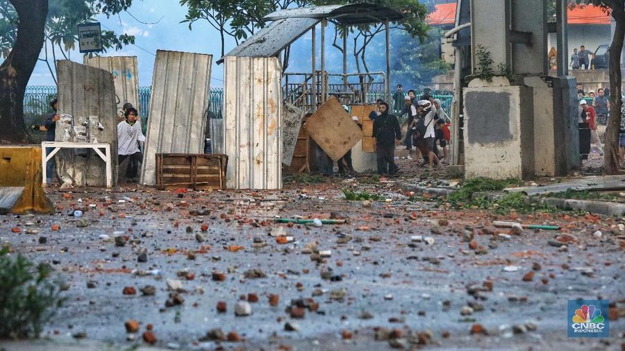 Petugas brimob gabungan menghalau para demonstran yang anarkis di Kawasan Tanah Abang, Jakarta Pusat, Rabu (22/5/2019).