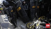 Bentrokan antara massa dengan polisi di Kota Bambu Selatan, Jakarta, 22 Maret 2019. (CNN Indonesia/Adhi Wicaksono)