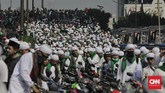 Ratusan orang dari Majelis Zikir Assamawaat Al Maliki berdatangan untuk menenangkan massa yang berunjuk rasa. (CNN Indonesia/Adhi Wicaksono)