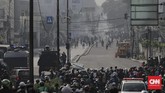 Bentrokan antara polisi dengan massa Aksi 22 Mei pecah di Kota Bambu Selatan, Jakarta, Rabu (22/5). (CNN Indonesia/Adhi Wicaksono)