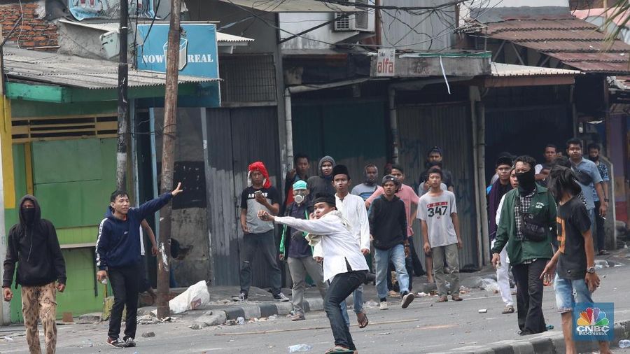 Jakarta, CNBC Indonesia - Bentrokan massa demonstran dengan Brimob dan TNI di fly over Jati Baru, Kota Bambu terus berlanjut, hingga Rabu (22/5/2019) sore.