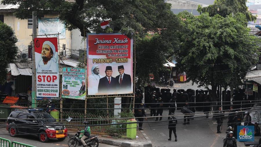 Jakarta, CNBC Indonesia - Bentrokan massa demonstran dengan Brimob dan TNI di fly over Jati Baru, Kota Bambu terus berlanjut, hingga Rabu (22/5/2019) sore.