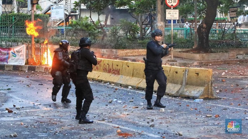 Petugas brimob gabungan menghalau para demonstran yang anarkis di Kawasan Tanah Abang, Jakarta Pusat, Rabu (22/5/2019).