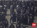 Polisi Bubarkan 'Penonton' Kerusuhan di Pelataran Sarinah